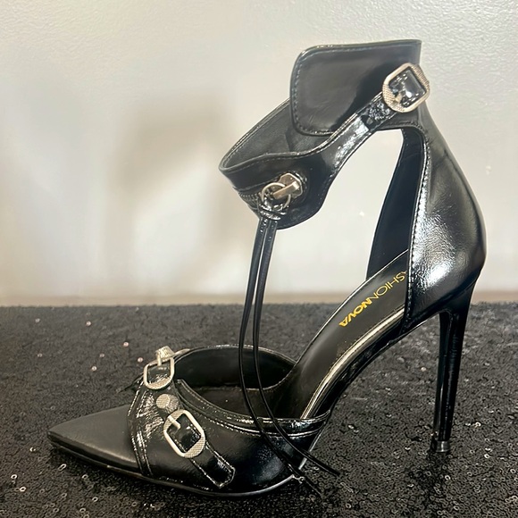 BLACK FAUX LEATHER PUMP, SIZE 7.5, NWOT,METAL HARDWARE AND BUCKLES - Picture 5 of 7